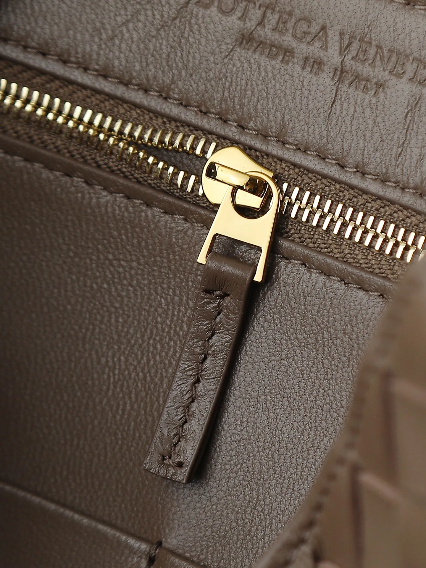 1550. Andiamo is shipping‼ ️Really popular🔥The new Andiamo woven handbag launched by Bottega Veneta this season is really popular all over the world! ! Celebrities at home and abroad have worn it, and Oscar-winning actress Michelle Yeoh has taken it out on the street. Song Jia, Trai Yala, Yu Feihong, Sanji Ayaka, Rosie Hunting-Whiteley, Yoshioka Riho, etc. have all worn this bag. It is classic and versatile and shows off your temperament, and the bag capacity is also large, which is very convenient for daily commuting! ! A variety of carrying methods, the shoulder straps can be adjusted by yourself, the original lambskin feels soft and delicate, and the unisex style breaks gender boundaries and brings a more practical and longer-lasting use experience. Andiamo, which has both elegant and casual styles, perfectly interprets the true appearance of "fashionable old money style". Style number: 766016 Size: 32*24*12